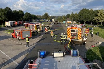 Landratsamt sucht Ausbilder für Feuerwehrleute - Das Zusammenspiel der Feuerwehrleute wird von internen Ausbildungen maßgeblich mitbestimmt, hier ein Einsatz im August 2023 bei einem Unfall auf der A 4.