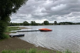 Landratsamt warnt vor Baden in der Talsperre Pirk - Die Talsperre Pirk Anfang August 2023. Die Landkreisverwaltung warnt vor Baden in dem Gewässer.