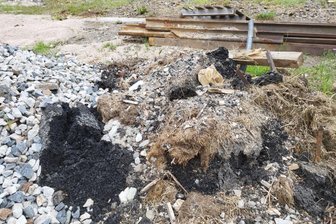Landratsamt zu Ablagerung in Klingenthal: Keine Verschmutzung des Bachs durch Altöl zu befürchten - Am Samstag waren auf einem Gelände am einstigen Güterbahnhof große Abfallberge aufgefallen.