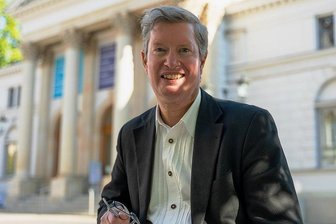 Landratskandidat Thomas Fiedler (SPD): Der Korrekte - Thomas Fiedler beim Wahlkampftermin vor dem Plauener Theater: Eine gemeinschaftliche Finanzierung der Kulturstätte, auch unter Beteiligung des Landkreises, das ist sein Ziel.
