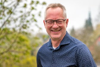 Landratskandidat Tino Günther: "Tino-Saurier" will zur Not Brummis auf B 174 ausbremsen - Tino Günther war viele Jahre Gemeinderat, Kreisrat sowie Landtagsabgeordneter. Der Seiffener verfügt über einige politische Erfahrung. Aber auch in der Wirtschaft kennt sich der Meister für Holzspielzeug aus. 
