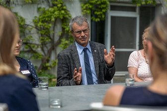 Landratskandidat Uwe Drechsel (parteilos): Der Ausdauernde - Uwe Drechsel im Gespräch mit Verantwortlichen und einer Bewohnerin des kreislichen Salus-Seniorenzentrums in Jößnitz. Nach den schwierigen Coronamonaten atmen hier in diesen Tagen alle durch.