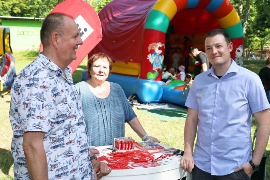 Landratswahl: Diese Strategien verfolgen die Kandidaten im Landkreis Zwickau - Alexander Weiß' (Linke, rechts) Wahlkampf führte ihn am Freitag zu einem Kinderfest nach Werdau. 