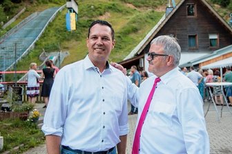 Landratswahl im Erzgebirgskreis: Die Last auf Rico Antons Schultern - Frank Vogel (r.), der am 31. Juli den letzten Arbeitstag hat, sieht in Rico Anton - hier kurz nach dem Wahlsieg - einen guten Nachfolger. 