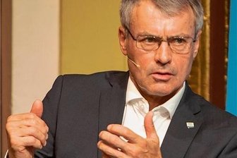 Landratswahl im Vogtlandkreis: Vize-Landrat Uwe Drechsel zieht zurück - Uwe Drechsel agierte zum Wahlforum der "Freie Presse" zurückhaltend. Ein Fehler? Akzente setzten an dem Abend vor allem Thomas Fiedler (SPD), Roberto Rink (DSU für die AfD) und Janina Pfau (Linke). Sie alle aber ließ Thomas Hennig (CDU) im ersten Wahlgang mit weitem Abstand hinter sich. 