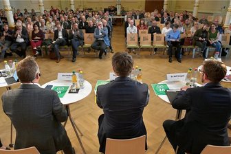 Landratswahl in Mittelsachsen: Das wollen die Kandidaten - Circa 150 Leser waren am Dienstag der Einladung in Hainichens "Goldenen Löwen" gefolgt und lernten die Bewerber um den Posten des Landrates persönlich kennen. Moderiert wurde das "Freie-Presse"-Forum von den Redakteuren Grit Baldauf und Alexander Christoph.