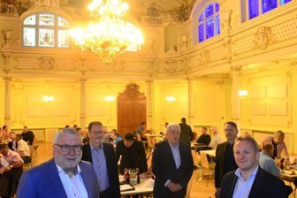Landratswahl in Mittelsachsen: Kandidaten-Forum im Goldenen Löwen in Hainichen - Mittelsachsens Bürgermeister und Landrat Matthias Damm (l.) kamen im Juli 2021 zur Jahreshauptversammlung des Sächsischen Städte- und Gemeindetages im Festsaal "Goldener Löwe" in Hainichen zusammen. Hier findet am 24. Mai das "Freie Presse"-Forum zur Landtagswahl statt.