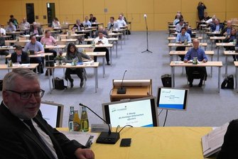 Landratswahl in Mittelsachsen: Wer steht künftig hinter Neubauer? - Der scheidende CDU-Landrat Matthias Damm (v.l.) konnte sich bisher im Kreistag oft auf die CDU/RBV-Stimmen verlassen. Sein parteiloser Nachfolger Dirk Neubauer muss sich Mehrheiten erst organisieren.