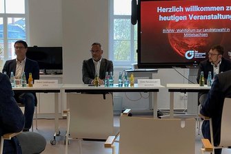 Landratswahl in Mittelsachsen: Womit die drei Kandidaten punkten wollen - Beim Forum zur Landratswahl trafen die Kandidaten Sven Liebhauser, Dirk Neubauer und Rolf Weigand (von links) am Mittwochabend im Mittweidaer Innovationszentrum Werkbank 32 erstmals öffentlich aufeinander.