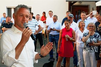 Landratswahl in Zwickau: Carsten Michaelis gewinnt nach Herzschlag-Finale - Um 20.06 Uhr fiel die Entscheidung. Wenige Minuten später bedankte sich Carsten Michaelis erleichtert bei seinen Unterstützern, die er zur Feier auf ein Firmengelände in Langenbernsdorf eingeladen hatte. 