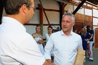 Landratswahl in Zwickau: Wie sicher ist der Sieg von CDU-Kandidat Michaelis? - Carsten Michaelis wird am Sonntagabend von einem Parteifreund beglückwünscht. 