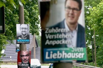 Wahlplakate der drei Landratskandidaten an der B 173 in Oberschöna. 