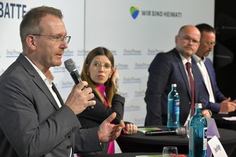 Landratswahl Mittelsachsen: Wer pfeift auf den Dienstwagen? - Wahldebatte zur Landratswahl im Tivoli Freiberg. Im Bild von links OB Sven Krüger, Cindy Reimer, Mario Lorenz, und Jens Tamke.