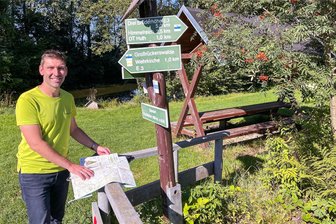 Landring-Radeln findet diesmal in Großrückerswalde statt - Andy Weinhold bei der Planung der Strecke für das Annaberger-Landring-Radeln.