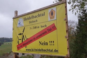 Landschaftsschutzgebiete sollen tabu sein - Windpark-Pläne stoßen in der Drebacher Bevölkerung auf Kritik, wie Plakate der Bürgerinitiative "Gegenwind im Heidelbachtal" zeigen.