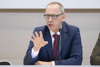 Landtag: AfD hält an Ausschussvorsitz für Kontaktperson mutmaßlicher Neonazi-Terroristen fest - AfD-Landes- und Fraktionschef Jörg Urban will zur Personalie Wiesner „die Diskussion im Ausschuss“ abwarten. Der AfD-Abgeordnete Alexander Wiesner beschäftigte zwei mutmaßliche Rechtsterroristen.