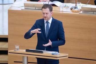Landtag beschließt epidemische Lage - Kretschmer sieht Mitschuld bei AfD - Michael Kretschmer (CDU), Ministerpräsident von Sachsen, spricht im Plenum zu den Abgeordneten.