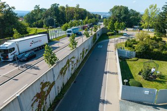 Landtag lehnt Petition für weniger Schwerlastverkehr auf der B 174 von Chemnitz ins Erzgebirge ab - Trotz Lärmschutzwall fühlen sich viele Anwohner entlang der B174 in Chemnitz vom Lärm des Lkw-Verkehrs gestört.