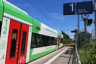 Landtagsabgeordneter will sich für mehr Bahnhaltepunkte im südlichen Vogtland einsetzen: „Das Burgsteingebiet darf nicht abgehängt bleiben“ - Kein Bedarfshalt: Die meisten Züge halten in Reuth am Bahnhof nicht.