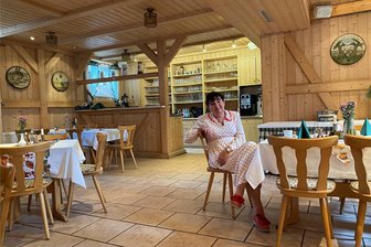 Landtagswahl 2024: Kann die CDU-Abgeordnete Kerstin Nicolaus aus dem Kreis Zwickau ihre schwerste Schlacht gewinnen? - CDU-Landtagsabgeordnete in der Gaststube der Pension Flechsig in Hartmannsdorf.