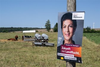 Landtagswahl: CDU Sachsen lädt Bündnis Sahra Wagenknecht zu Gesprächen ein - Eine „Wundertüte“? Ein Wahlplakat der Partei Bündnis Sahra Wagenknecht, kurz BSW.
