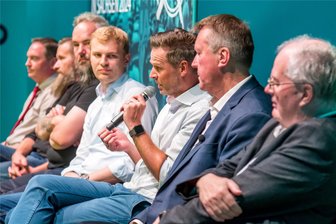 Landtagswahl: Direktkandidaten aus dem mittleren Erzgebirge stehen Rede und Antwort – aber nicht alle - Die Direktkandidaten für die Landtagswahl Jörg Markert (CDU), Arthur Österle (AfD), Andreas Heilsberg (Die Linke), Sebastian Walter (B 90/Die Grünen), Enrico Haustein (SPD) und Heinz-Peter Haustein (FDP) (v. l.) standen beim Wahlforum Rede und Antwort. Ingolf Huhn (r.) vertrat den im Urlaub befindlichen BSW-Kandidaten János Füleki.