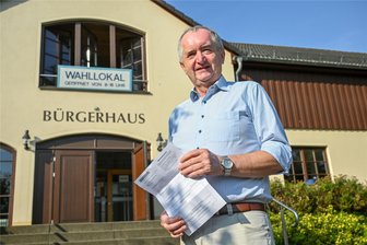 Landtagswahl im Chemnitzer Umland: CDU verliert zwei Wahlkreise an die AfD - Regionalminister Thomas Schmidt (CDU) vor der Stimmabgabe im Bürgerhaus Taura, seinem Heimatort. Da ahnte er noch nicht, dass er sein Direktmandat knapp vor AfD-Mann Holger Zielinski aus Lichtenau gewinnen wird.