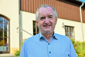 Landtagswahl im Chemnitzer Umland: Warum viele CDU-Vertreter trotzdem ein Mandat erhalten - Regionalminister Thomas Schmidt (CDU) vor der Stimmabgabe im Bürgerhaus Taura, seinem Heimatort. Er schafft als einziger CDU-Direktkandidat in der Region den Einzug in den Landtag. Die AfD gewinnt die beiden anderen Direktsitze.
