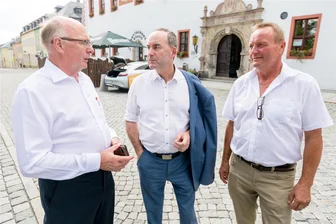 Landtagswahl im Erzgebirge: Freie Wähler diskutieren in Marienberg mit bayerischer Politprominenz - Günther Schneider am Samstag in Marienberg im Gespräch mit Hubert Aiwanger und Jens-Uwe Albrecht aus Großrückerswalde (von links).
