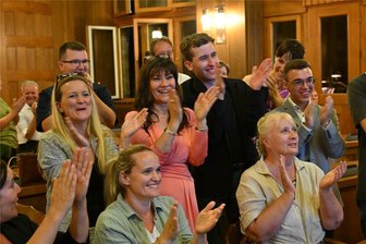 Landtagswahl in Chemnitz: Ein klares Ergebnis und erste Reaktionen - So sehen Sieger aus: Mitglieder und Unterstützer der Chemnitzer CDU bejubeln mit ihrer Direktkandidatin und Kreisvorsitzenden Ines Saborowski (Mitte) den Erfolg bei der Landtagswahl.