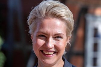 Hochrechnungen zufolge hat sich die SPD mit Regierungschefin Manuela Schwesig erwartungsgemäß in Mecklenburg-Vorpommern durchgesetzt.