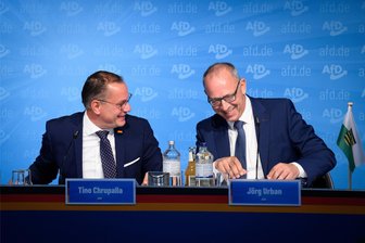 Landtagswahl in Sachsen: Sechs Fakten, die für den Erfolg der AfD entscheidend waren - Tino Chrupalla (l), Bundesvorsitzender der AfD, und Jörg Urban, AfD-Landesvorsitzender von Sachsen, unterhalten sich am Ende einer Pressekonferenz in der AfD-Bundesgeschäftsstelle zu den Ergebnissen der Landtagswahlen in Sachsen und Thüringen.