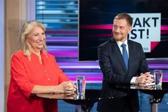 Landtagswahl in Sachsen: Wenn sich Kretschmers CDU und Köppings SPD vereint vom BSW abgrenzen - Sozialministerin und SPD-Spitzenkandidatin Petra Köpping am Montagabend kurz vor Beginn der TV-Wahlarena des MDR neben dem CDU-Spitzenkandidaten und Ministerpräsidenten Michael Kretschmer (CDU).