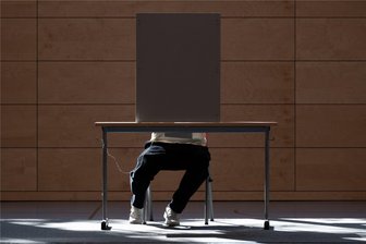 Landtagswahl: So haben Stollberg und Umgebung gewählt - Ein Wähler sitzt für die Stimmabgabe zur Landtagswahl in Sachsen in einer Wahlkabine.