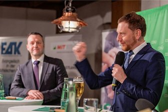 Landtagswahlen 2024 in Sachsen: Plauens CDU-Chef läuft sich an der Seite von Michael Kretschmer warm - Plauens CDU-Chef Jörg Schmidt (links) hatte Sachsens Ministerpräsident Michael Kretschmer zu seinem neuen Dialogformat "Handfest" eingeladen, bei dem es nicht nur um die lokale Wirtschaft ging. 