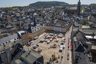 Landtagswahlen im Osten: Gesprächsreihe gastiert im Erzgebirge - Auf dem Annaberger Markt wird am Mittwoch über Demokratie und Meinungsfreiheit diskutiert.