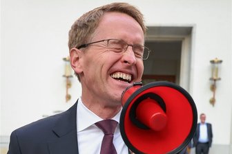 Landtagswahlen in Schleswig-Holstein: Stimmungstest im Norden - Hat gut lachen: Schleswig-Holsteins Ministerpräsident Daniel Günther ist nicht nur pünktlich zur Wahl von Corona genesen, er hat auch gute Chancen, sein Amt zu verteidigen. 