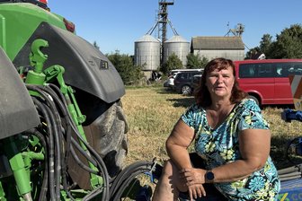 Landwirte 2025 in Mittelsachsen: Ernte gut, alles gut? - Landwirtin aus Leidenschaft: Carmen Wiesner, im Hintergrund der Familienbetrieb Mühle Marbach.