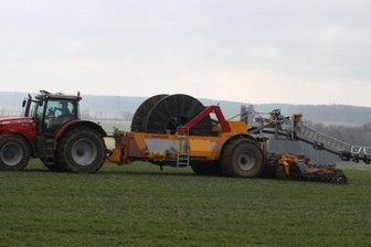 Landwirte düngen mit Schlauchtechnik - Die Gülle wird per Schlauch aufs Feld gebracht. 