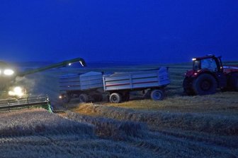 Landwirte ernten bis in die Nacht -