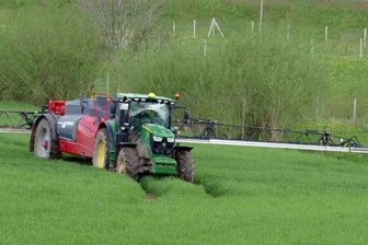 Landwirte füllen ihre Futtersilos auf - Auf diesem Feld beim Wolkensteiner Ortsteil Falkenbach wird ein flüssiges Pflanzenschutzmittel aufgebracht, das die Getreidehalme stabilisieren und ihnen mehr Standfestigkeit geben soll. 