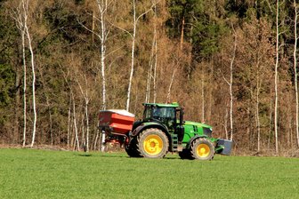 Landwirte im Vogtland fürchten Auswirkungen des Kriegs im Nahen Osten: „Das wäre ein Desaster“ - Auch auf dem Grünland kommt mineralischer Dünger zum Einsatz.