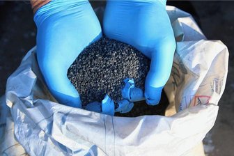 Landwirte im Vogtland kämpfen derzeit mit großen Preisschwankungen - Düngemittel, wie dieser Kalkstickstoffdünger, waren voriges Jahr sehr teuer. Zurzeit fallen die Preise. 