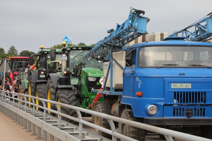 Landwirte protestieren mit Konvoi an Autobahn - Die Fahrer von 16 Traktoren und anderen Fahrzeugen protestierten in Chemnitz. 