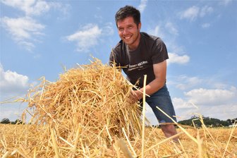 Landwirte schwitzen bei der Sommerernte nahe Augustusburg - Rund um die Augustusburg ist der Getreidedrusch in vollem Gange. Thomas Lorenz aus Pockau übernimmt mit seinem Mähdrescher als Dienstleister den Drusch bei Janet Lohse. Er checkt den Kornverlust der Sommergerste.