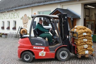 Landwirte setzen auf Tourismus, Direktvermarktung und Partys - Auf dem Agrarhof Gospersgrün: Diethard Sander fährt eine Palette Kartoffeln in den Hofladen, in dem rund 300 Regionalprodukte aus natürlicher Erzeugung direkt vom Landwirt angeboten werden.