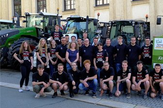 Landwirte sorgen mit Traktor-Korso durch Reichenbach für Aufmerksamkeit - Abschlussbild der Landwirte im Beruflichen Schulzentrum Reichenbach. In ihrer Mitte Fachleiter Klaus Schaarschmidt, der sich mit dem Jahrgang in den Ruhestand verabschiedet, sowie Rainer Peuker und Referendarin Julia Horn. Stolz trugen die Absolventen ihre T-Shirts mit der selbstbewusst-ironischen Aufschrift: "Niemand ist perfekt, aber als Landwirt ist man nah dran."