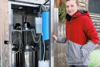 Landwirtin krempelt Hof um: Diese Bäuerin setzt jetzt auf Bio - Den Milchautomaten befüllt Carolin Stumpf täglich mit frischer Bio-Milch.