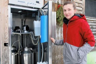 Landwirtin krempelt Hof um: Diese Bäuerin setzt jetzt auf Bio - Den Milchautomaten befüllt Carolin Stumpf täglich mit frischer Bio-Milch.