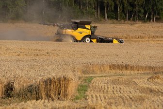 Landwirtschaft im Erzgebirge hautnah: „Tag des offenen Hofes“ in Sayda - Ein Mähdrescher bringt in diesem Herbst die Ernte ein.